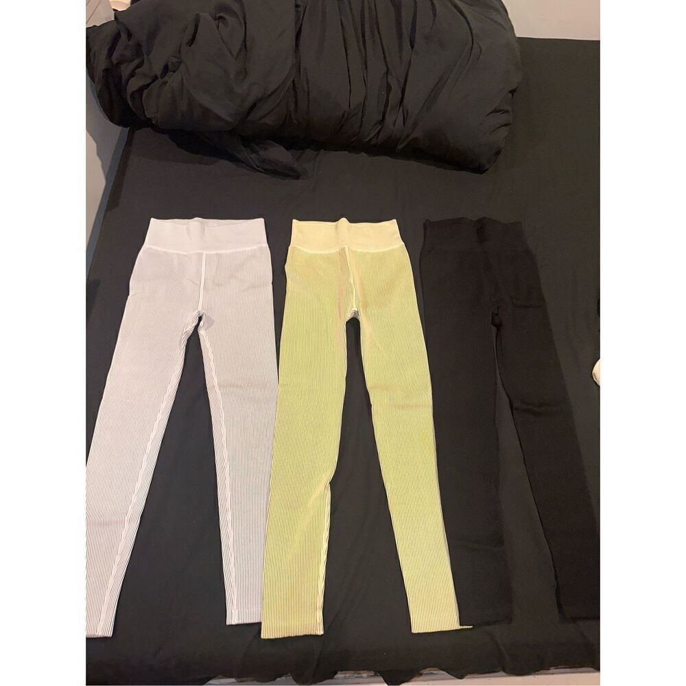 Set up 3 bundle leggings size XS women’s Calvin klein yellow white and black